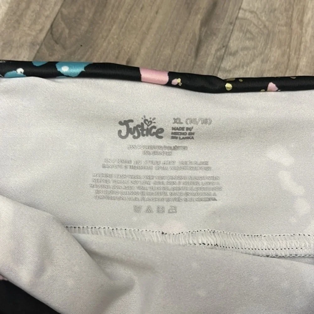 Bundle 3 athletic shorts and 2 athletic tops‎